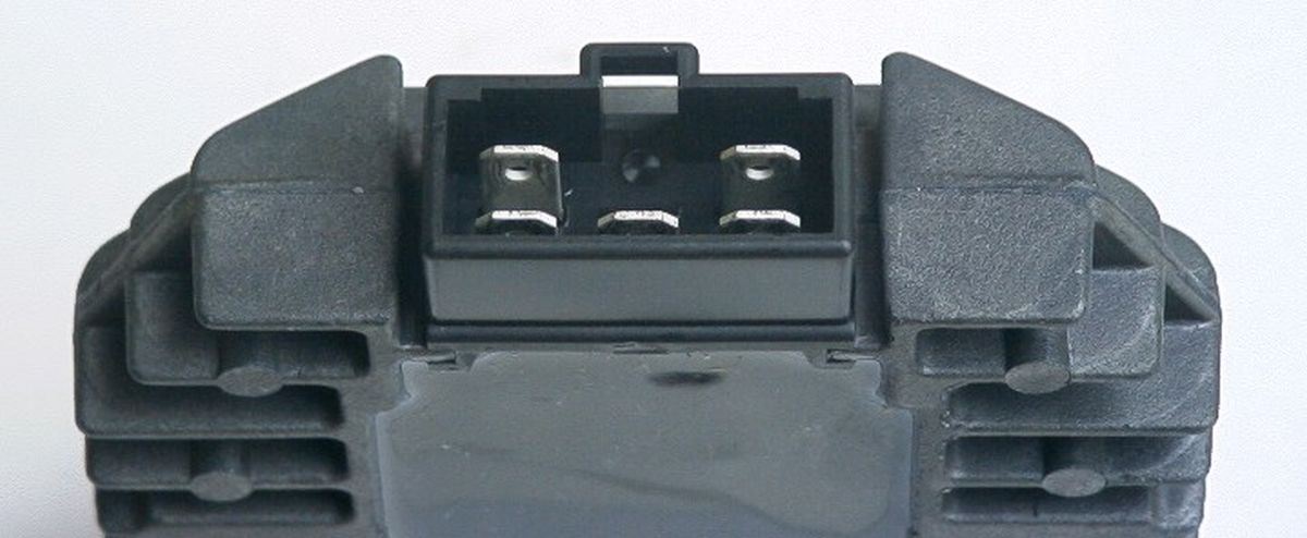 VOLTAGE REGULATOR YAMAHA YP 125R '10-'11, YZF 125 '08-'09, 250 MAJESTY '98-'01, XP 500 T-MAX '01-'03, FZR 600R '94-'99, '95-'07, R6 '99-'02, SZR 660R '95-'97, XT 600Z '94-'96, XVS 650 '97-'99, TDM 850 '96-'01, R1 '98-' (MADE I